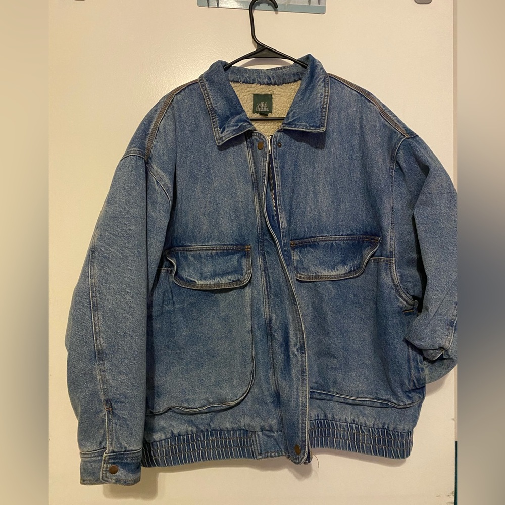 Jean jacket with Sherpa lining and huge pockets